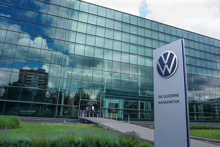 Volkswagen’s Die Gläserne Manufaktur factory building with glass exterior.