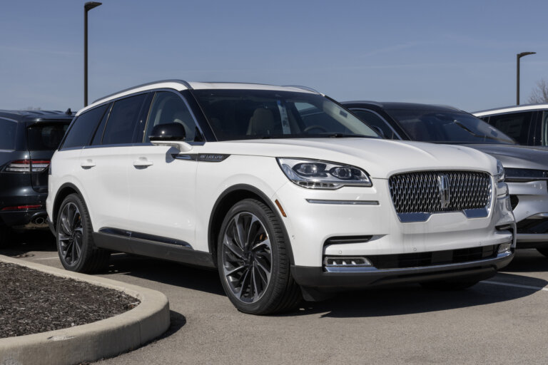 Lincoln Aviator Reserve I SUV display at a dealership