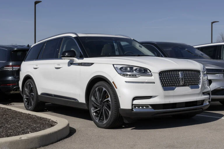 Lincoln Aviator Reserve I SUV display at a dealership
